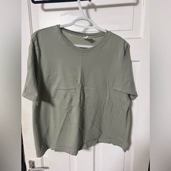 H&M- Basic Cropped Tee - Picture 1 of 2